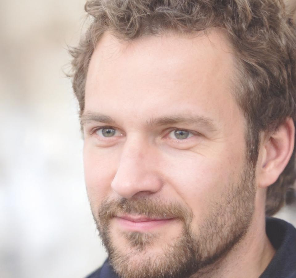 Instructor Oskar Lindqvist reviewing student code during mentoring session